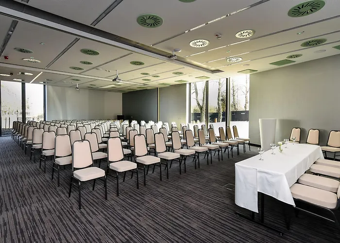 Western Lakeside 호텔 4*